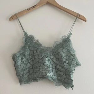 Spetstopp - Söt liten topp som jag säljer då den inte passar mig längre.