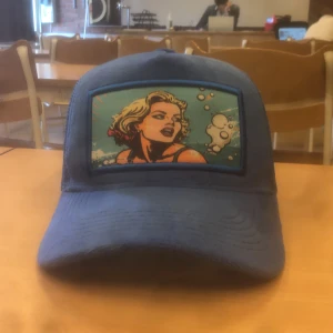 Blå REVENITE keps - Säljer nu min blåa revenite keps för jag har nu köpt en ny. Det är den som släpptes först som inte släpps mer och denna färgen kommer inte släppas igen. Den som köper betalar även frakten.