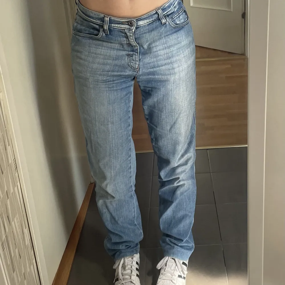 Armani jeans, raka med snygga fickor. Strl 30 passar på mig som har 26/27 eller 36/38. Jeans & Byxor.