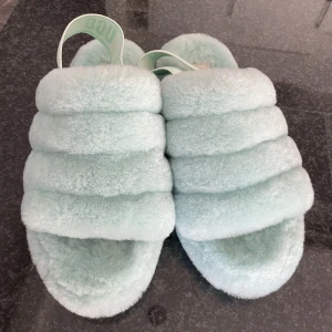 Ugg tofflor - Säljer dessa fina uggs tofflorna då jag inte fått någon användning för dom då de va lite små❤️Inga defekter och lapparna sitter kvar under tofflorna❤️