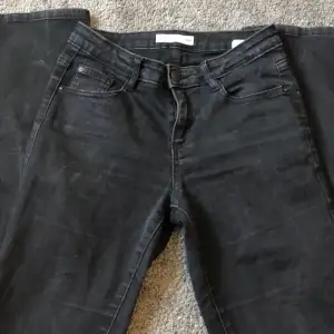 Svarta bootcut jeans i strl - 164 från Cubus, Aldrig använda. Kostar 250 + frakt pris kan diskuteras, dma vid intresse. Tryck inte på köp nu.