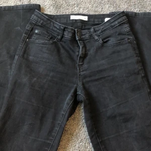 Svarta bootcut jeans - Svarta bootcut jeans i strl - 164 från Cubus, Aldrig använda. Kostar 250 + frakt pris kan diskuteras, dma vid intresse. Tryck inte på köp nu.