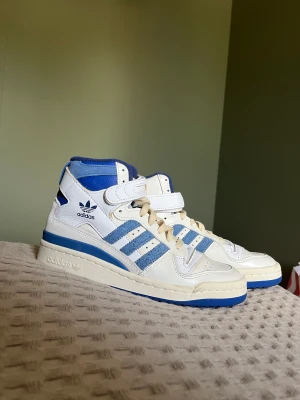 Adidas Forum 84 Blue Thread - Adidas 84 High Blue Thread Vann en raffle när som lanserades.  Bara använda 2 gånger.  Jättefina!! Taggs och box följer med! Storlek 37(1/3)  UK 4,5 Pris kan diskuteras  Finns i Vallentuna Köpare står för frakt! 