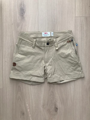 Shorts fjällräven  - Shorts från Fjällräven 🤩 Storlek 34, perfekta att ha i vardagen och på resan!!  Tveka inte vid frågor, fler bilder & mått 😇 Köparen står för frakten (54kr)