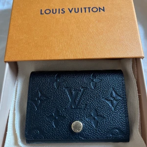 Louis Vuitton plånbok  - Plånbok köpt på LV i Danmark för ca 1 år sedan. Knappt använd och i väldigt bra skick. Kvitto finns. Nypris 2500kr
