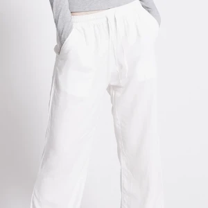 Linne byxor  - Linne byxor från lager 157 i begie, bilden är tagen från deras hemsida, den är vit på bilderna eftersom den begiea var helt slut!🤍