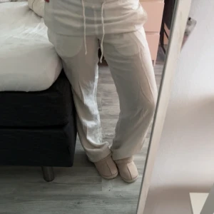 linnebyxor  - säljer mina linnebyxor från bikbok från förra året! är i bra skick förutom slitningar och lite missfärning vid slutet av byxan! frakt tillkommer, hör av dig om du har frågor💕