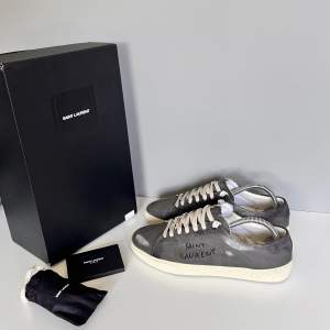 Säljer ett par sjukt eftertraktade saint Laurent sneakers i storlek 40, cond 10/10 modellen ska se sliten ut. Har OG box, skosnören och certifikat.