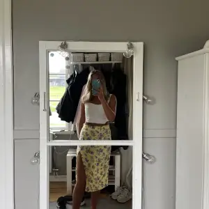 Gul kjol från hm i storlek m