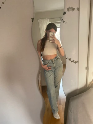 Monkijeans - Jeans med balloon leg fit. Fint skick😊   Du står för frakt🫶🏻