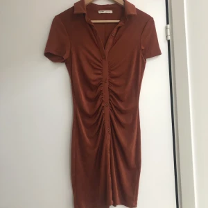 Klänning - Klänning som inte kommer till användning, den är åt det orange/röd hållet med lite shimmer i. Passar XS och S, väldigt stretchig