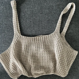 Topp - Söt brun topp, kommer aldrig till användning. Sitter lite ”hårdare” längst ner 🫶🏻 