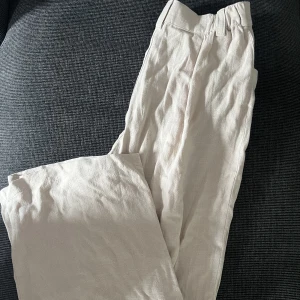 Linnebyxor - Linnebyxor från ASOS, aldrig använda då dem inte passar mig längre 🫶🏻 Passar även till 38 då dem sitter lite åt i midjan! 