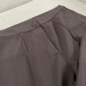 Kostymbyxor  - Kostymbyxor från BUBBLEROOM. Samma modell som på sista bilden fast i brunt. Endast provad så helt ny! Nypris 449kr. Köparen står för frakten. Har du några frågor är det bara att höra av sig🤩 // Klara Johansson