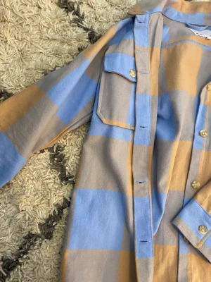 Tjockare skjorta - En skjorta som nästan är som en jacka. Kan användas ute om det är lite små kallt. Ganska stor i storleken 