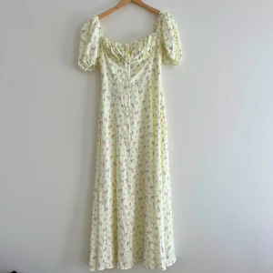 Sommarklänning - Helt ny klänning. Köpt i maj, endast testad. Nyskick. Prislapp kvar. Nypris 269 kr.