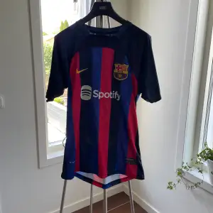 Snygg barcelona tröja med de jong på ryggen (21) storlek M