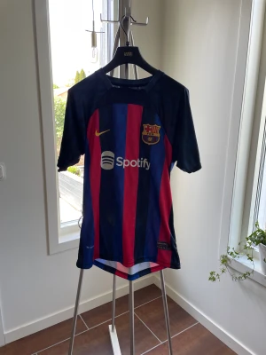 Barcelona tröja 22/23 - Snygg barcelona tröja med de jong på ryggen (21) storlek M