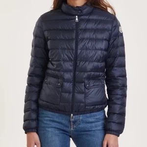 Moncler jacka  - Mörkblå ganska tunn. modellen säljs inte längre. Skriv vid intresse 