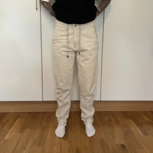 Linnebyxor  - Beige linnebyxor i strl S men långa. Jag är 160cm lång 