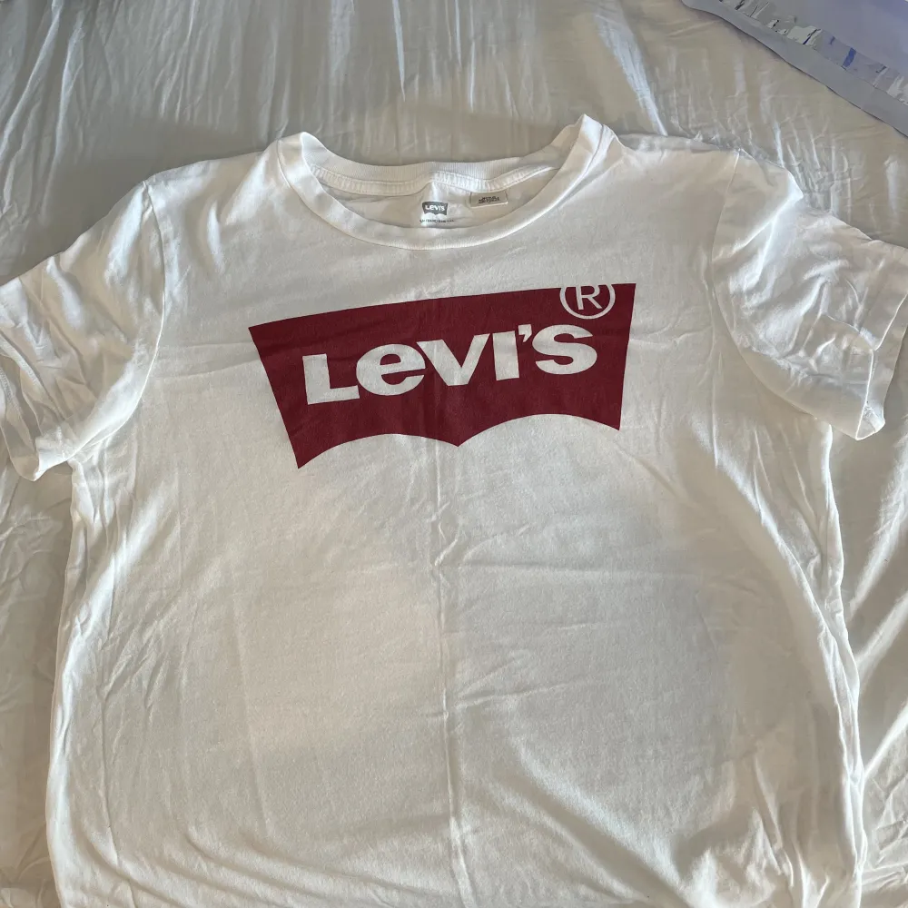 Oanvänd LEVIS t-shirt som endast legat i en byrålåda. Nypris 319kr. Stl M. T-shirts.