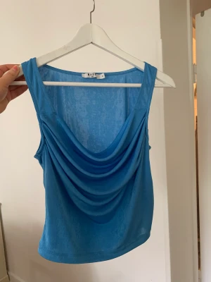 Festtopp - Sjukt fin topp i typ liknande silkesmaterial? Endast testad men va för liten för mig. 🌸