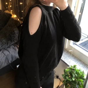 Stickad tröja med hål på axlarna - Säljer den här svarta stickade tröjan med hål på axlarna. Bra skick, knappt använt. Säljer då den inte kommer till användning 💞