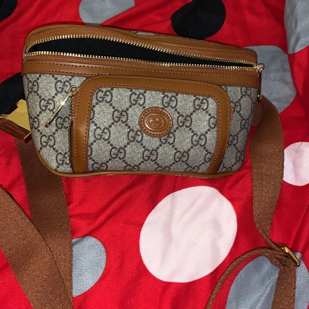 Helt ny Gucci väska i bra skick använd några gånger säljer den för att den inte kommer till ngn användning . Väskor.