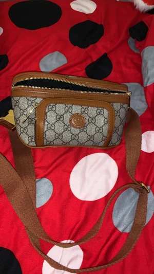 Gucci väska  - Helt ny Gucci väska i bra skick använd några gånger säljer den för att den inte kommer till ngn användning 