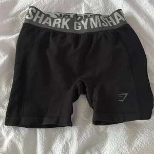 Gymshark shorts  - Säljer gymshark shorts då jag inte gillar dem. Storlek XS inga hål. 