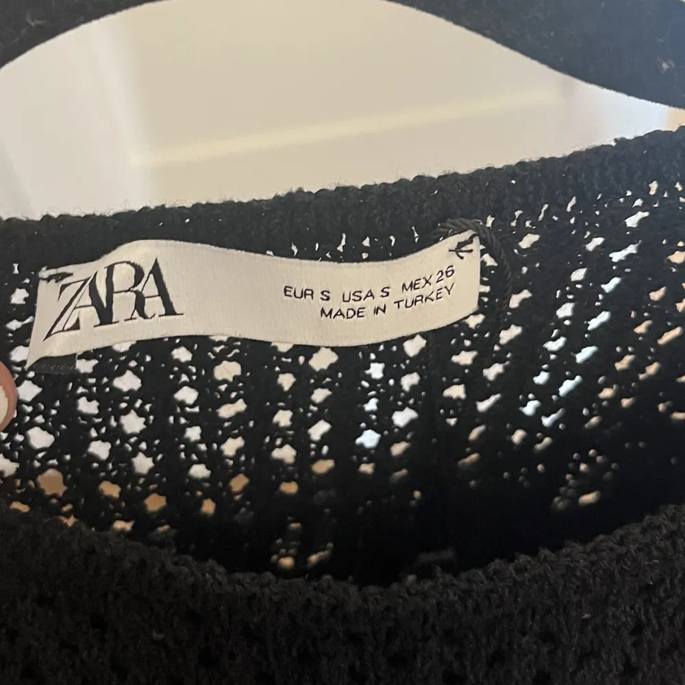 Stickad tröja ifrån Zara, aldrig använt pågrund av för stor. Köpt för 279, skriv till mig för fler bilder💞. T-shirts.