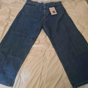 Carhartt WIP - Brandon - Blå stentvättade jeans med ledig passform och raka ben - Nytt skick, har aldrig använts. Köptes 12:e april 2023. Storlek  2XL  Köpta på Asos, nypris 1419 kr. 
