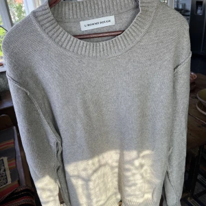 L’homme rouge stickad tröja - Grå stickad tröja från L’homme rouge med broderi på ryggen.