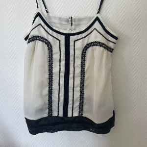 Linne - Superfint linne från Gina tricot i storlek 36. Plagget har justerbara axelband och messa fina glittriga detaljer som gör att det passar perfekt till festligare tillfällen! 