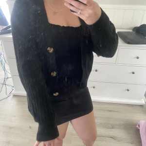 Kofta  - Svart mysig kofta från H&M, använd men fortfarande i fint skick