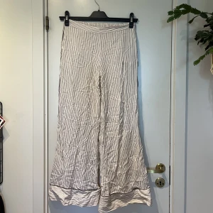 Pyjamasbyxor - Pyjamasbyxor från Calvin Klein i storlek XS. Använda en gång men en tråkig kaffefläck hamnade på ena låret (syns på bilden). Sitter högt upp så syns knappt, men tråkig fläck som sagt.