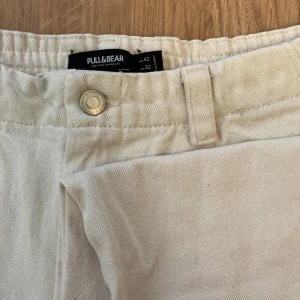 Pull&Bear “Balloon” Jeans - Pris kan diskuteras. Pull&Bear jeans i stilen ”Balloon” som knappt är använda. Färgen är en ljus cream, säljer eftersom jag vuxit ur dom. Köpta i MoS för ett nypris på typ 300kr 