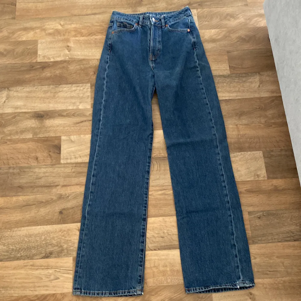 Säljer dessa sprillans nya jeans från BikBok. Helt oanvända och säljes pga för stor passform på mig. Jeansen är regular wide, storlek 27 och längden 32. . Jeans & Byxor.