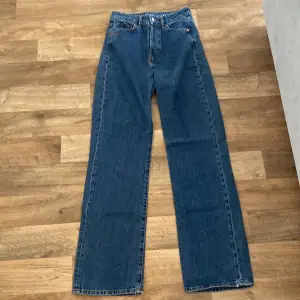 Säljer dessa sprillans nya jeans från BikBok. Helt oanvända och säljes pga för stor passform på mig. Jeansen är regular wide, storlek 27 och längden 32. 