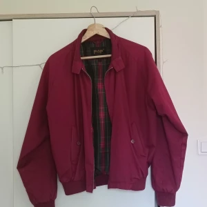 Harringtonjacka strl. M/L - Röd harringtonjacka från Pop Boutique i storlek M/L för dam. Unisex. Använd ett fåtal gånger.