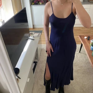 Klänning  - Klänning i satin från zara. Super härlig på sommaren. Skriv om du har mer frågor!🫧💛