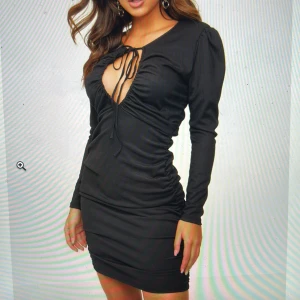 Långärmad svart klänning från Nelly i storlek small  - Svart snygg festklänning från Nelly i storlek small! Använd en gång