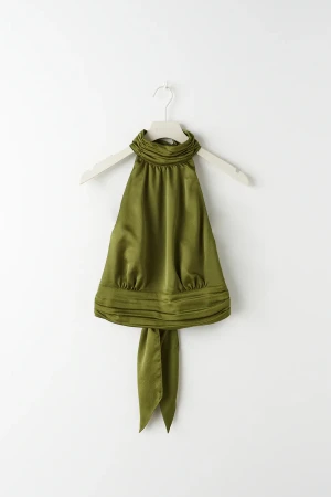 Topp - En grön topp med knytdetalj i ryggen 