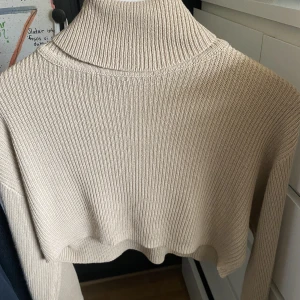 Magtröja som är stickad  - Fin magtröja som är stickad med polo