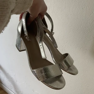Silvriga klackar  - Enbart använda på en bal 🤍