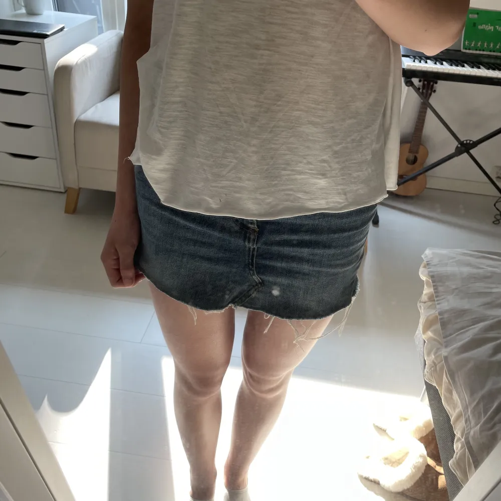 Egengjord jeanskjol som jag sytt om från ett par jeans från zara! Den har stjärnor på bakfickorna och har medelhög midja. Säljer då den har blivit för liten. Dm för fler bilder 💞. Kjolar.