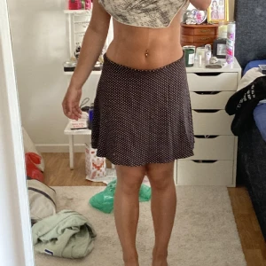 Kjol - Kjol som man kan ändra längd på. Köpt secondhand och använt ett fåtal ggr för ca ett år sedan. 