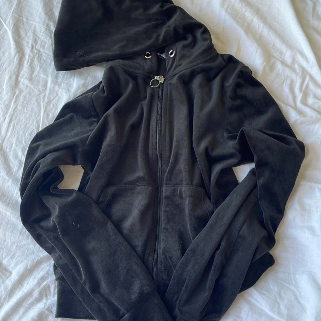 Svart sett från Gina