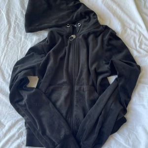 Svart sett från Gina - Säljer ett svart sett från Gina då jag aldrig använt.