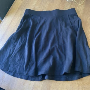 Kjol - Svart kjol mee dragkedja i bak. 